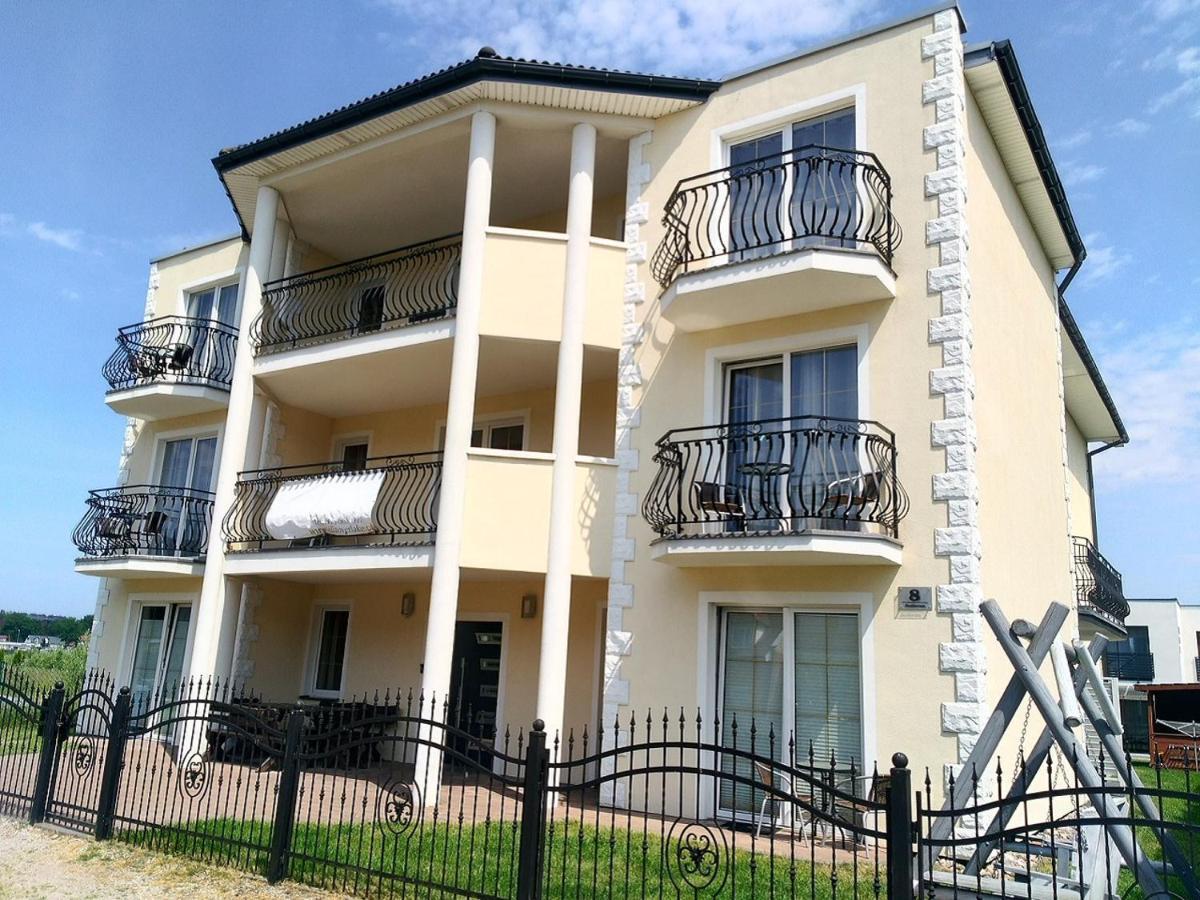Villa Over Lake Миелно Екстериор снимка